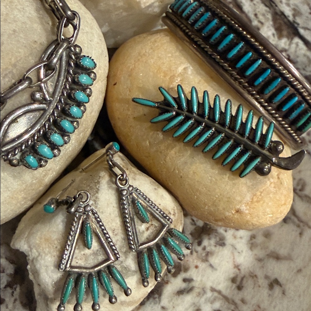 VTG ZUNI NEEDLEPOINT TURQUOISE NECKLACE, CUFF, RING, BROOCH/PENDANT & EARRINGS - Picture 3 of 17